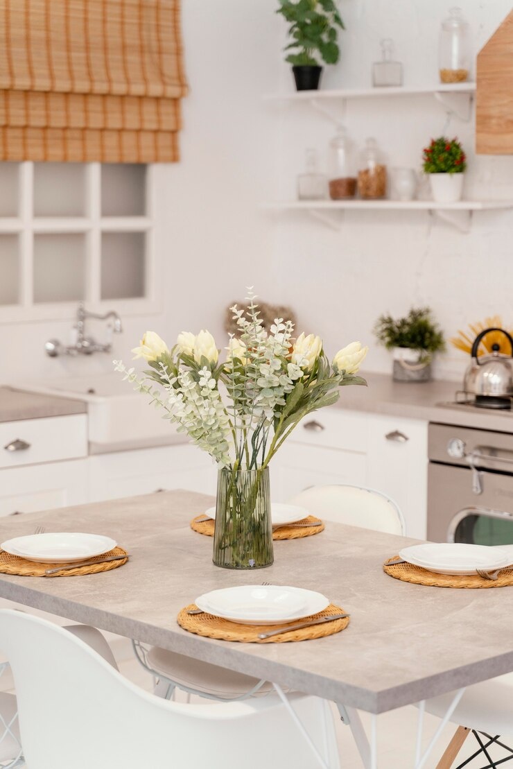  Кухонный гарнитур: Деревянные фасады, кованые ручки, открытые полки