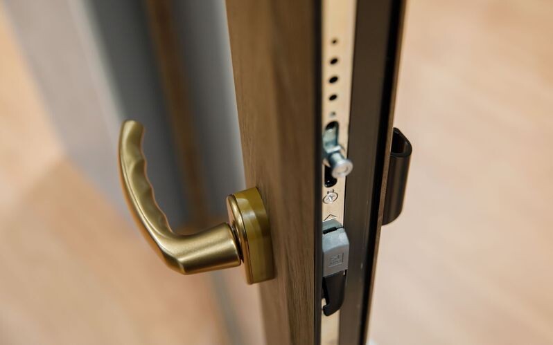 Фурнитура — это металлические элементы окна, установленные с торца профиля