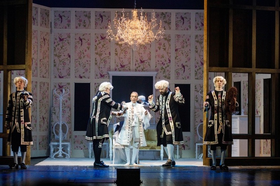    Кадр из спектакля «Школа жен». Фото: Государственный русский драматический театр Удмуртии