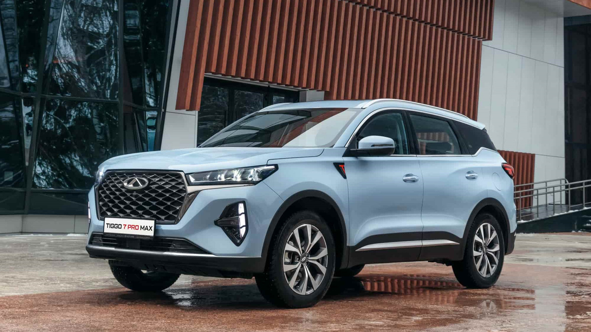 Chery Tiggo 7 Pro Max выделяется на фоне других автомобилей своим элегантным и динамичным дизайном.