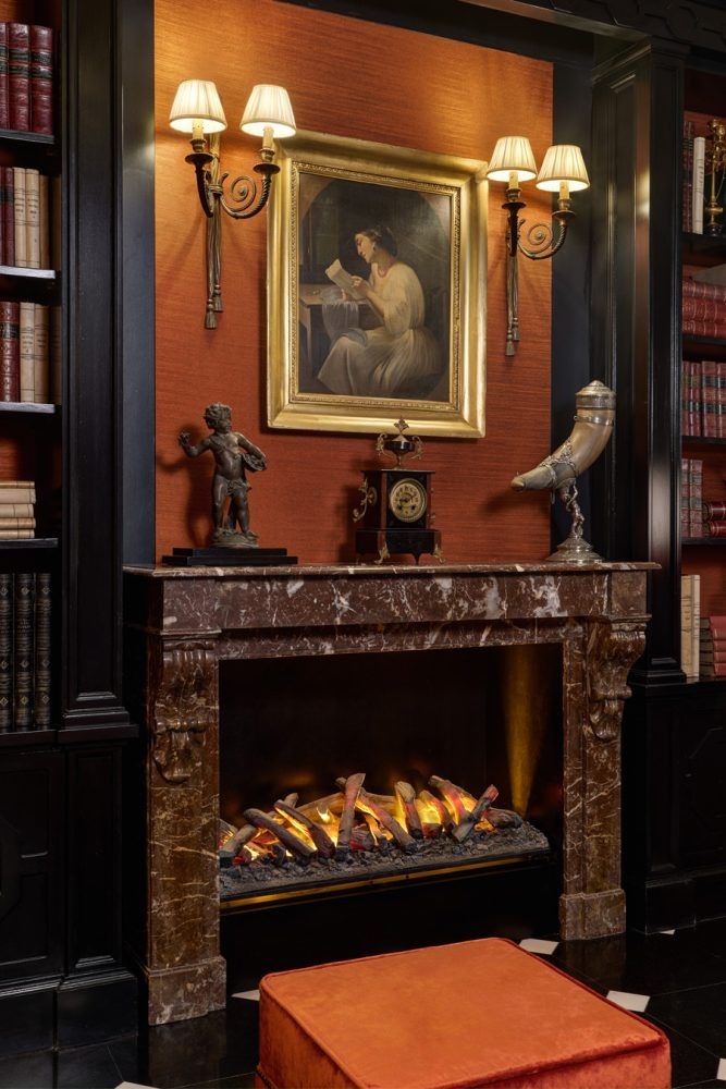 Современные произведения Жака Гранжа гармонируют с общей богатой палитрой глубоких красных, горчичных и золотых тонов.