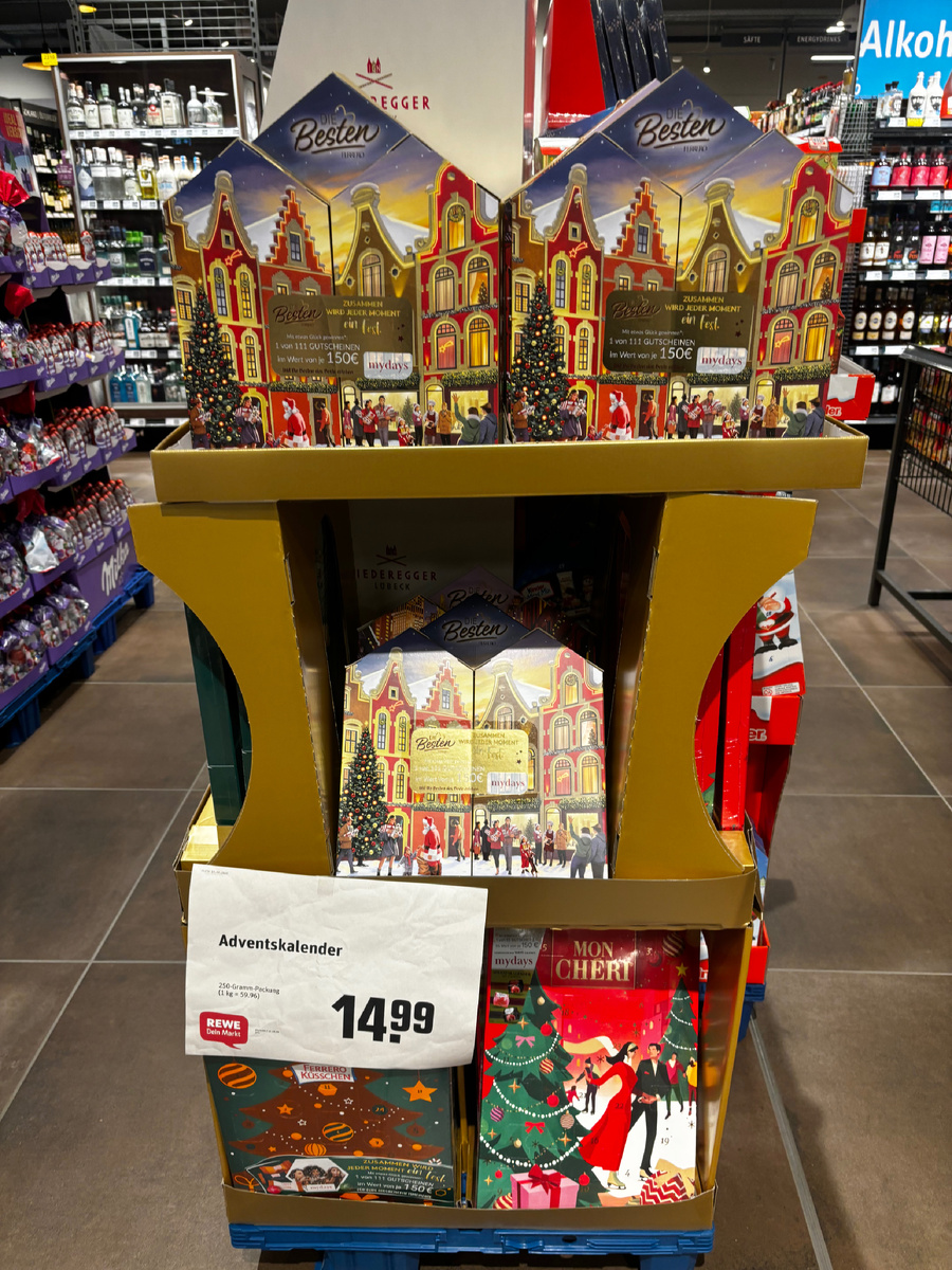 Полки в преддверии праздника забиты рождественскими товарами и Adventskalender‘ами.