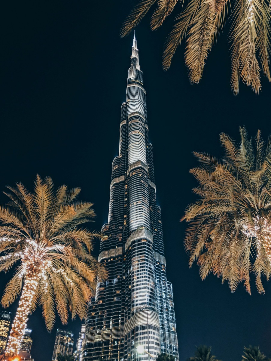 По вечерам на башне включают подсветку. Фото: Max Bovkun / Unsplash