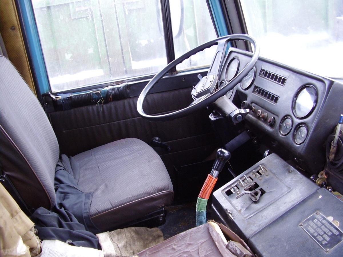 Кабина ЗИЛ-4331. Источник фото: drive2.ru