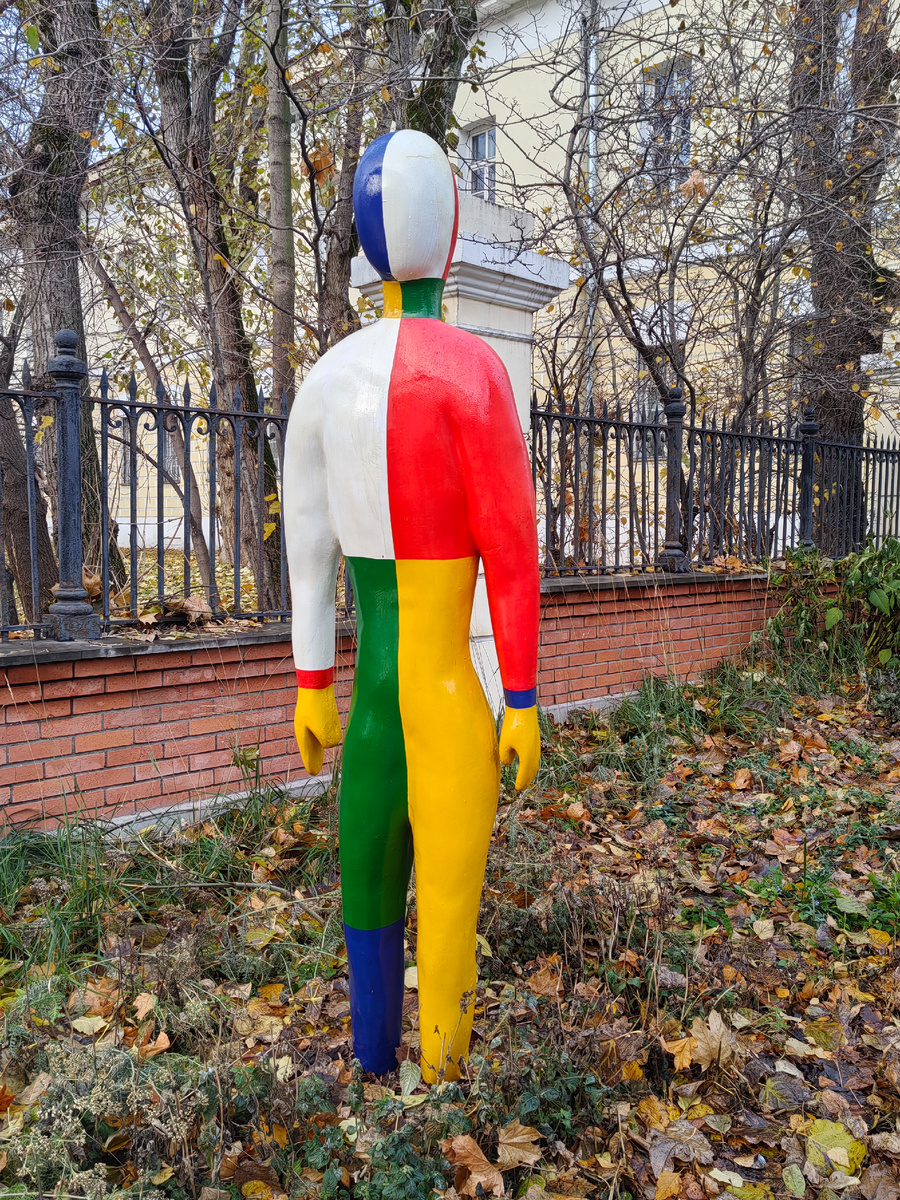 Инсталляция на Ленинском проспекте. Слева - территория 1й Градской б-цы.