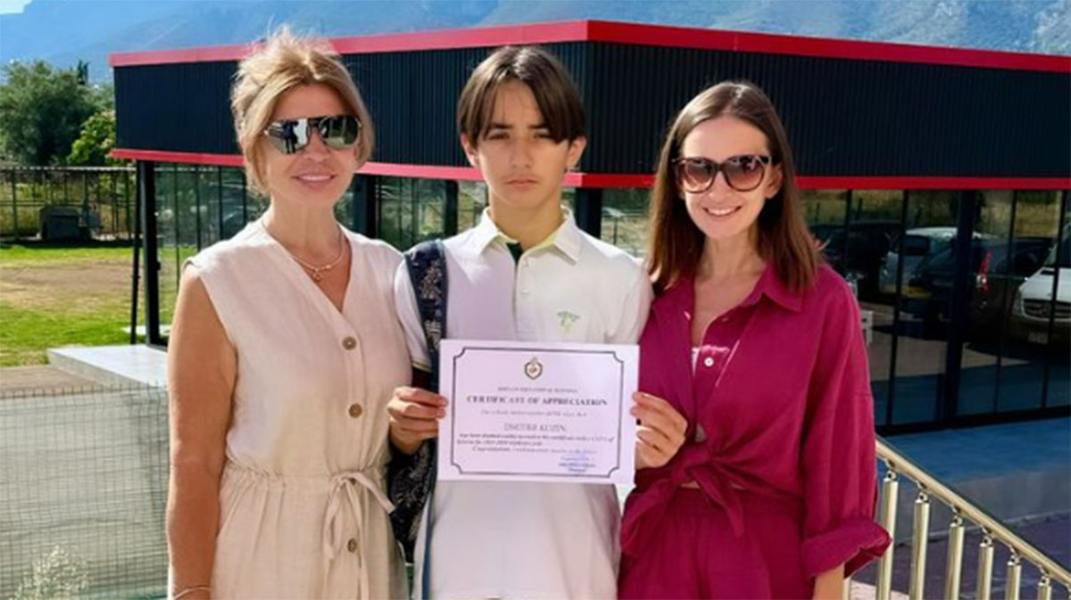 Ирина Агибалова с внуком Митей и дочкой Ритой на Кипре. Фото: соцсети Ирины Агибаловой