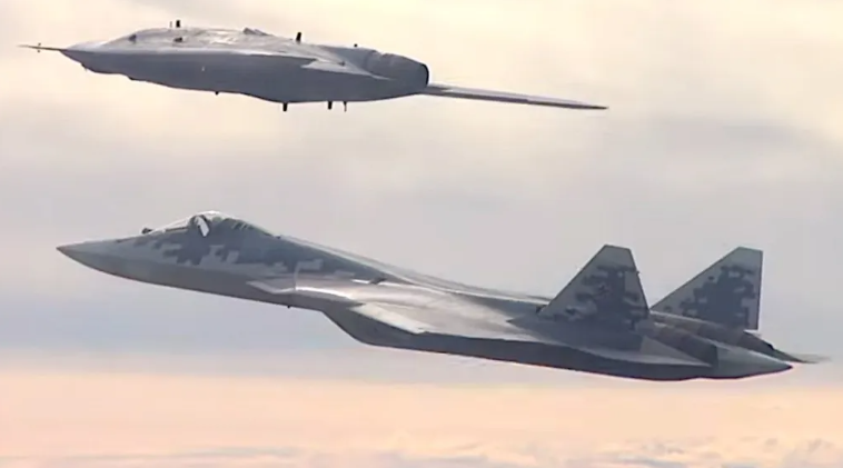 "Преступник" и его "сообщник". Су-57 с "верным ведомым" ("loyal wingman"), дроном С-70 "Охотник" в боевой связке летают уже ровно пять лет