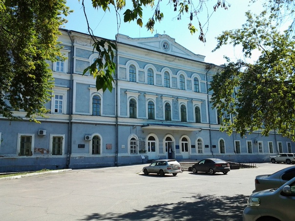 Здание бывшего Девичьего института. Фото с сайта https://vk.com/wall-155484901_1645. Взято с Яндекс.Картинки