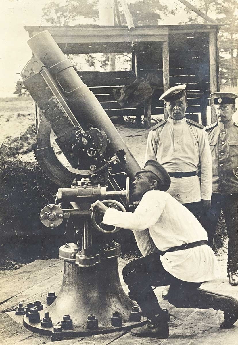 48-линейная гаубица Обуховского завода на тумбе с вертикальным углом обстрела во время испытания стрельбы по воздушным целям. Россия, Санкт-Петербургская губерния. 1908. Архив ВИМАИВиВС