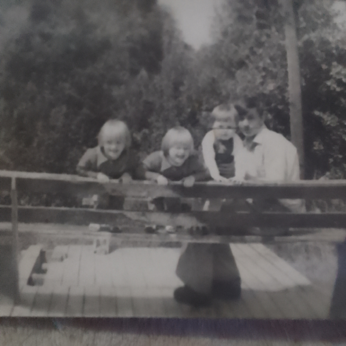 Это я и моя сестра у озера 1980 г.