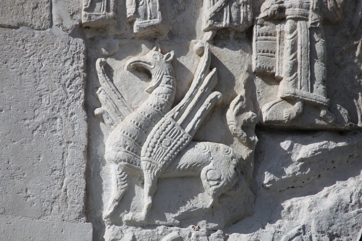 Грифон. Фрагмент каменного декора собора св. Георгия Победоносца в г. Юрьев-Польский, XII век