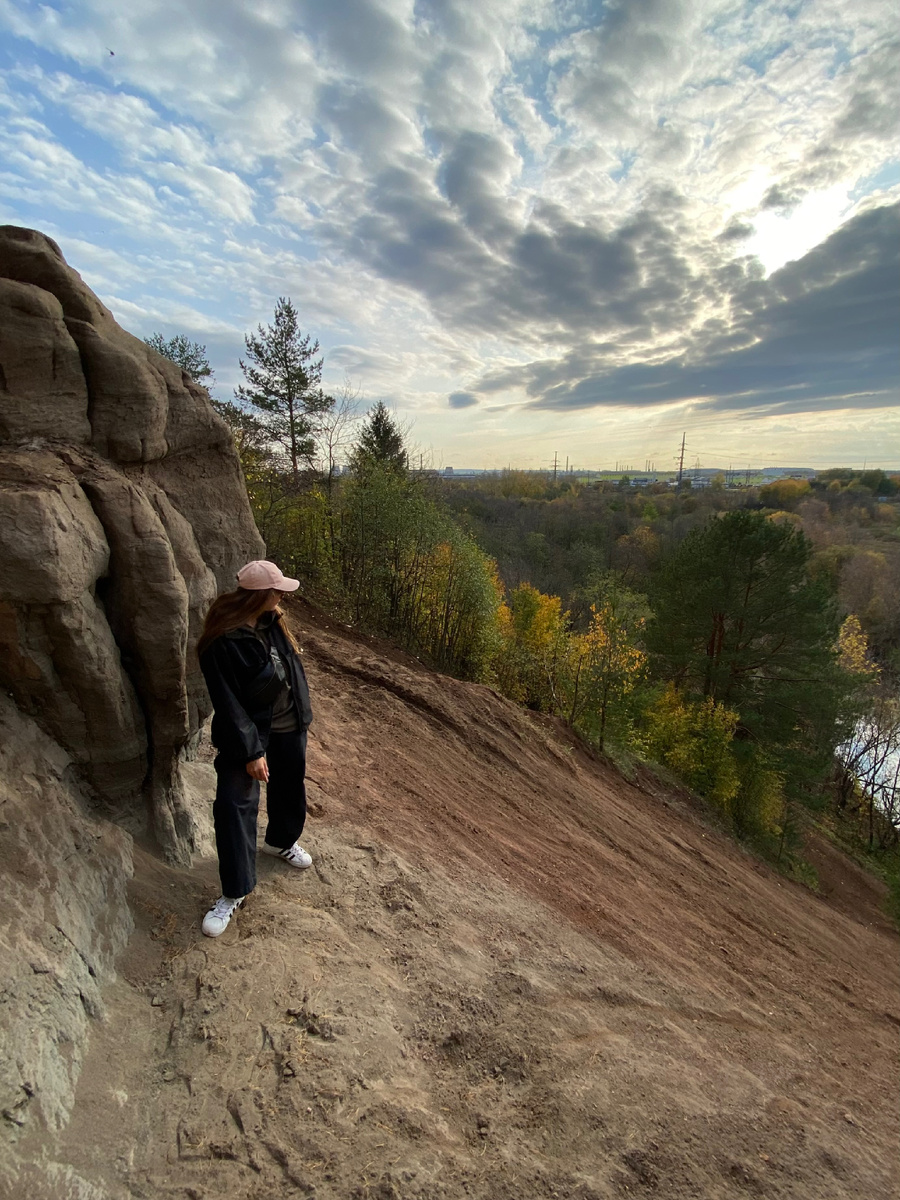 Небанальный Пермский лес с рекой и горой.