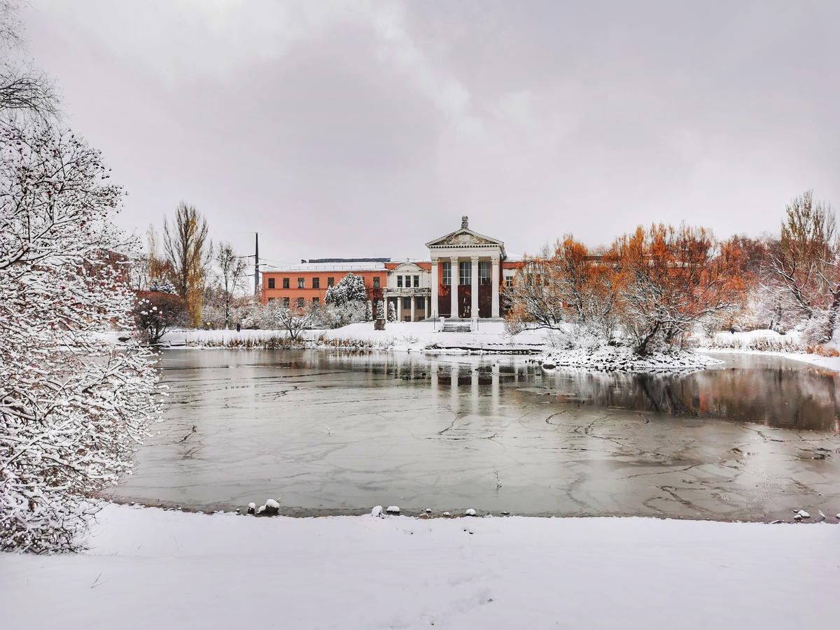 Пруд и административное здание Ботанического сада.