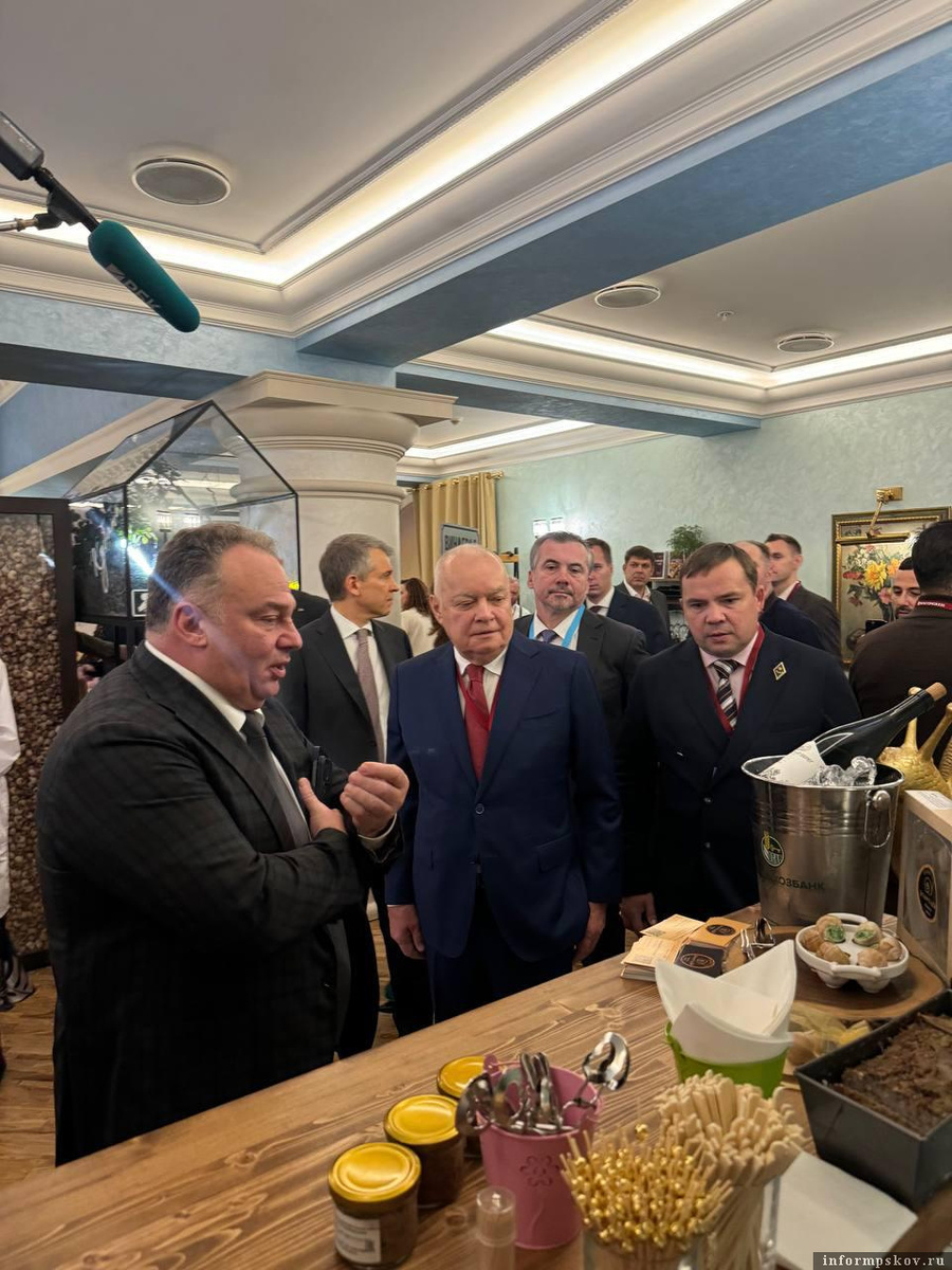 Стенд с псковскими улитками посетил и известный журналист Дмитрий Киселёв