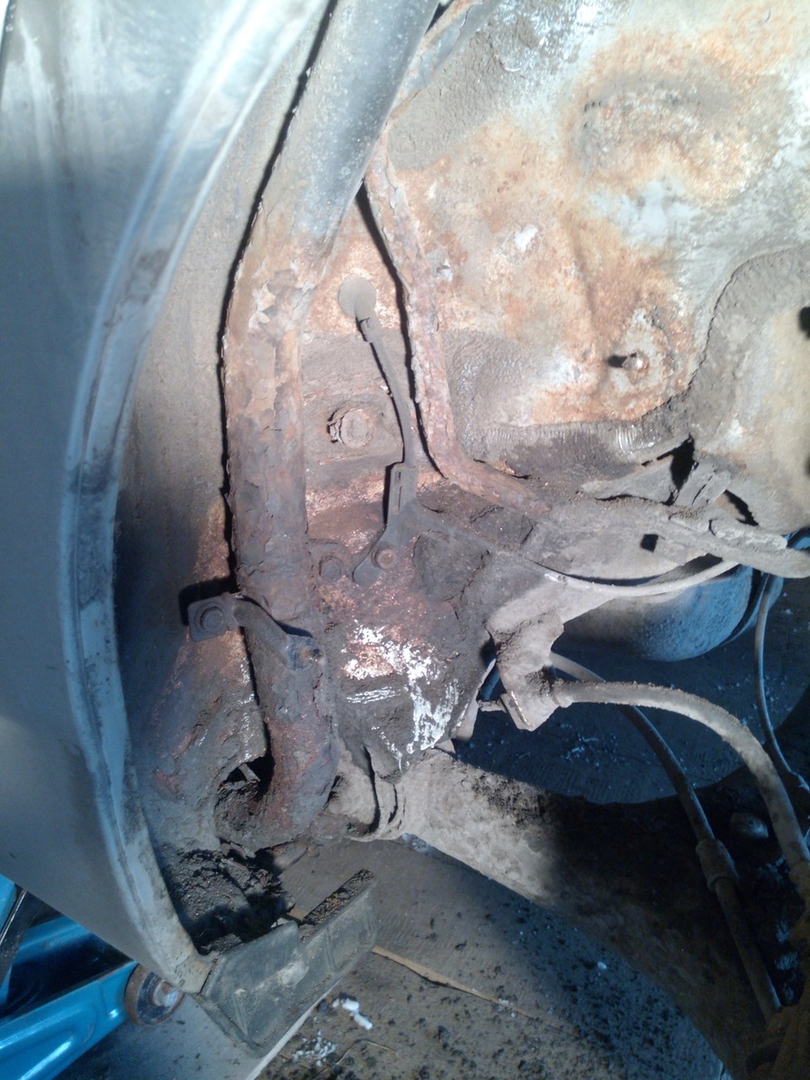 Горловина топливного бака Toyota Corolla E120