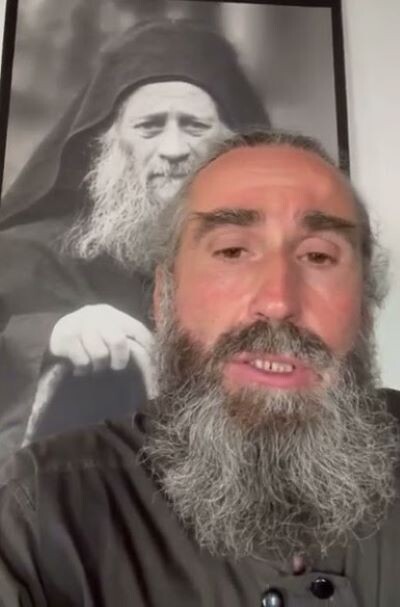 Монах Андроник на фоне портрета святого старца Иосифа Исихаста