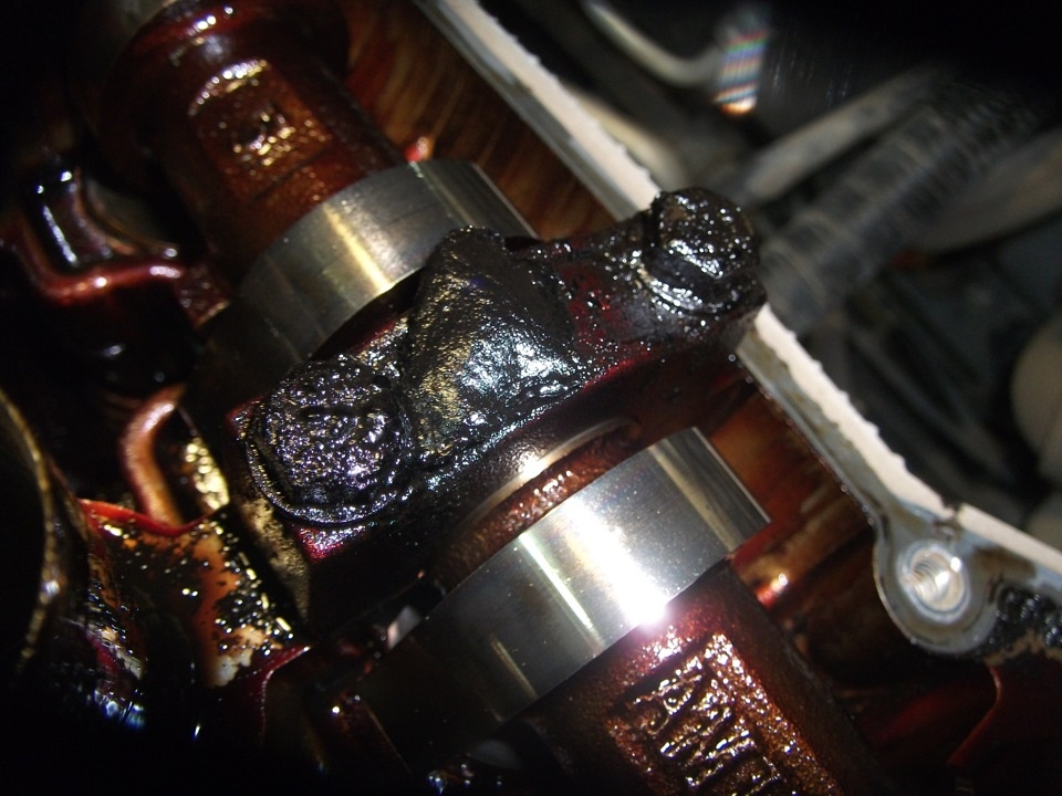 Загустевшее масло начинает оставлять отложения, что ухудшает подачу смазки по каналам.