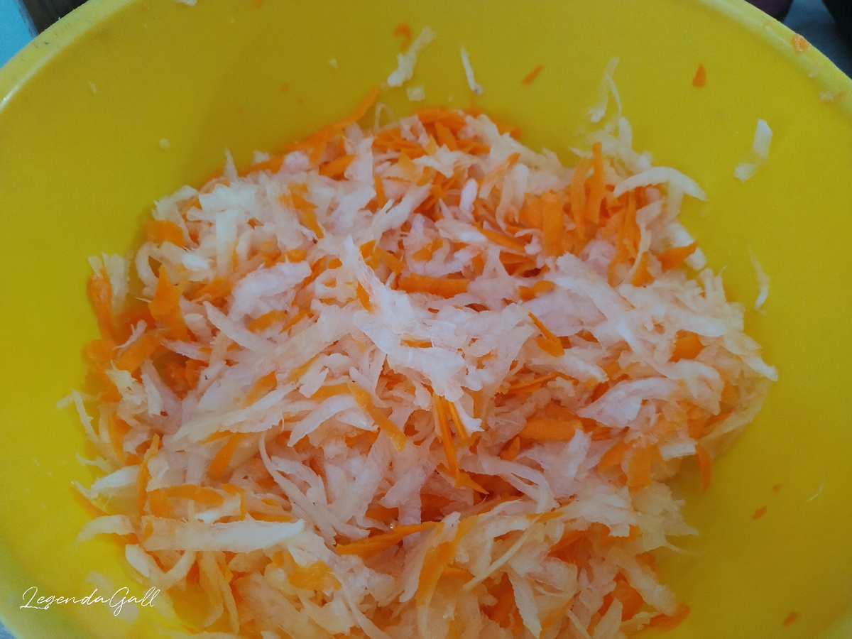 Потом в салатник переложила, периодически поклевываю ))