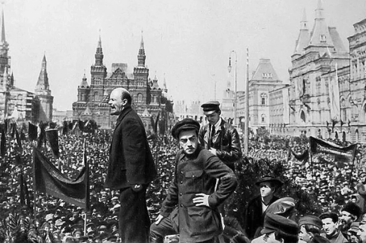    Владимир Ленин произносит речь в Москве на Красной площади, 1 мая 1919 года.