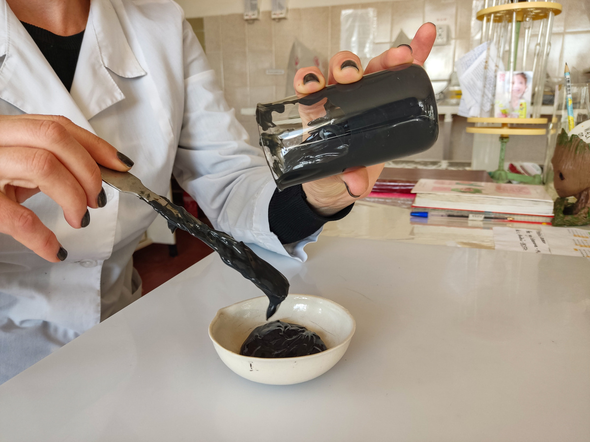 Лаборант проверяет качество сакской грязи // Фото: Туристический портал Республики Крым, Кристина Безумнова