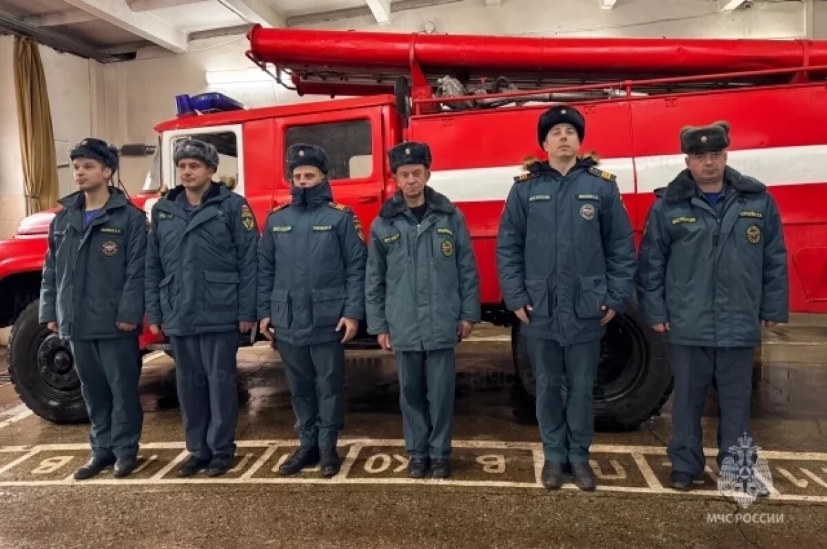    В Торжке пожарные спасли троих мужчин из горящего дома