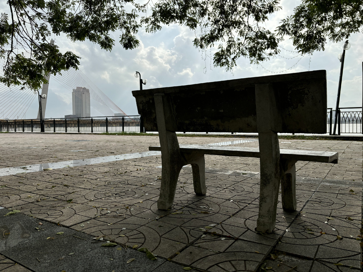 Набережная в богатом районе. Ни одной живой души.