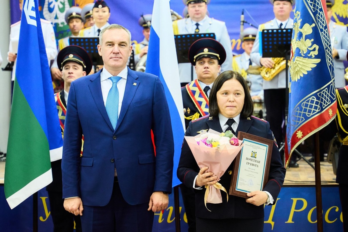    Полицейские Югры получили окружные награды от губернатора