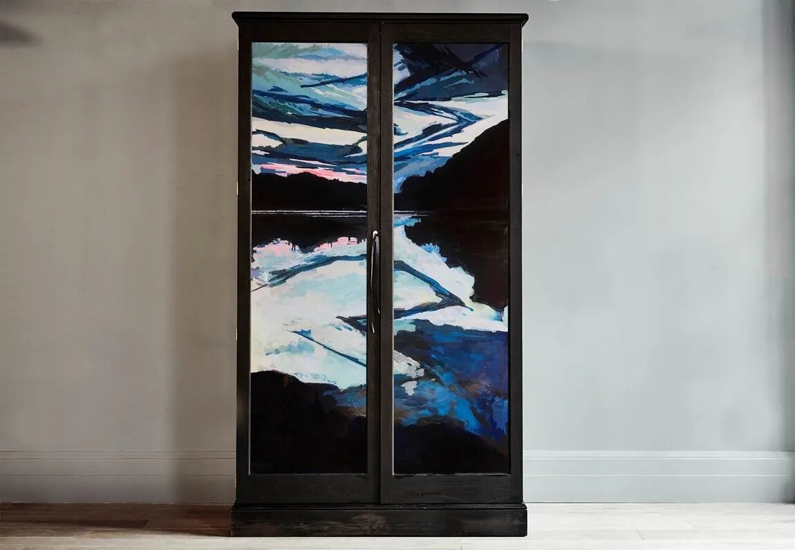 Расписанный вручную шкаф Стивена Алеша, который черпал вдохновение в в японских комодах тансу в английских аналогах XVIII века