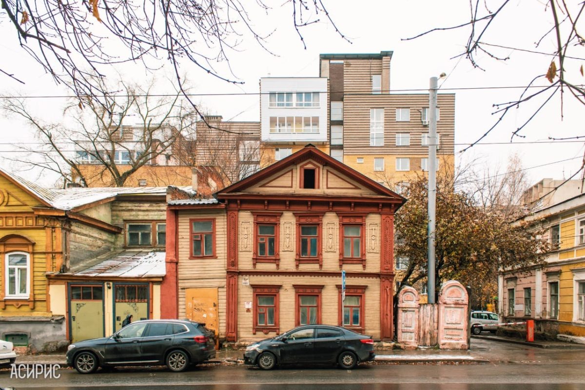    Речь идет о двухэтажном доме №45Б по улице Большой Печёрской