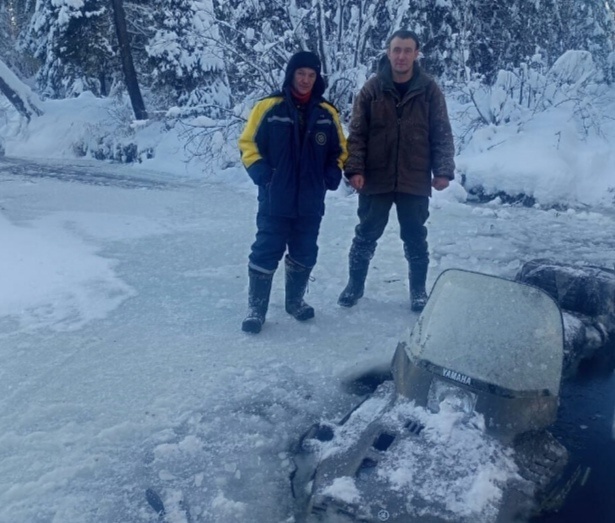    Три человека погибли на Ямале, провалившись под лёд на снегоходе