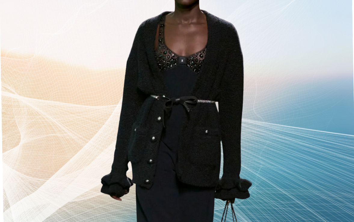 Chanel осень-зима 2024 2025. Карло Скарпато. Длинный черный женский кардиган