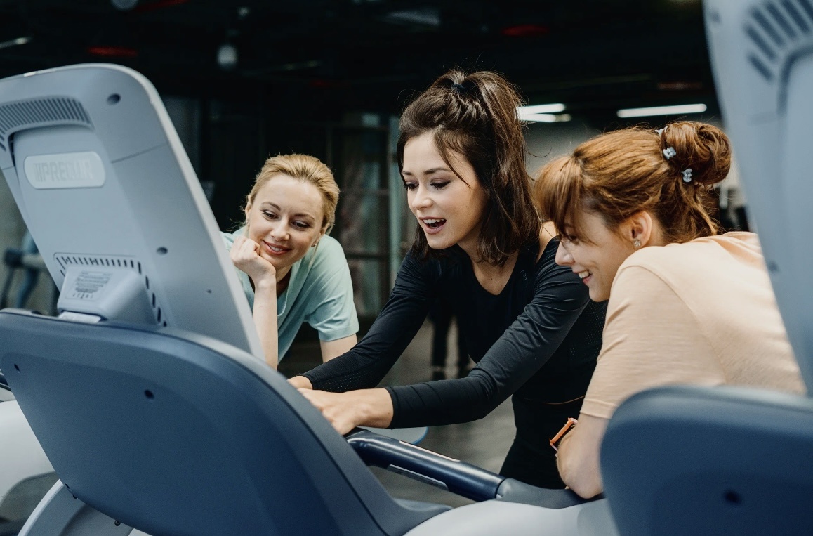 Маруся Климова, Александра Власова и Екатерина Симаходская. Кадр из сериала "Карьеристки".