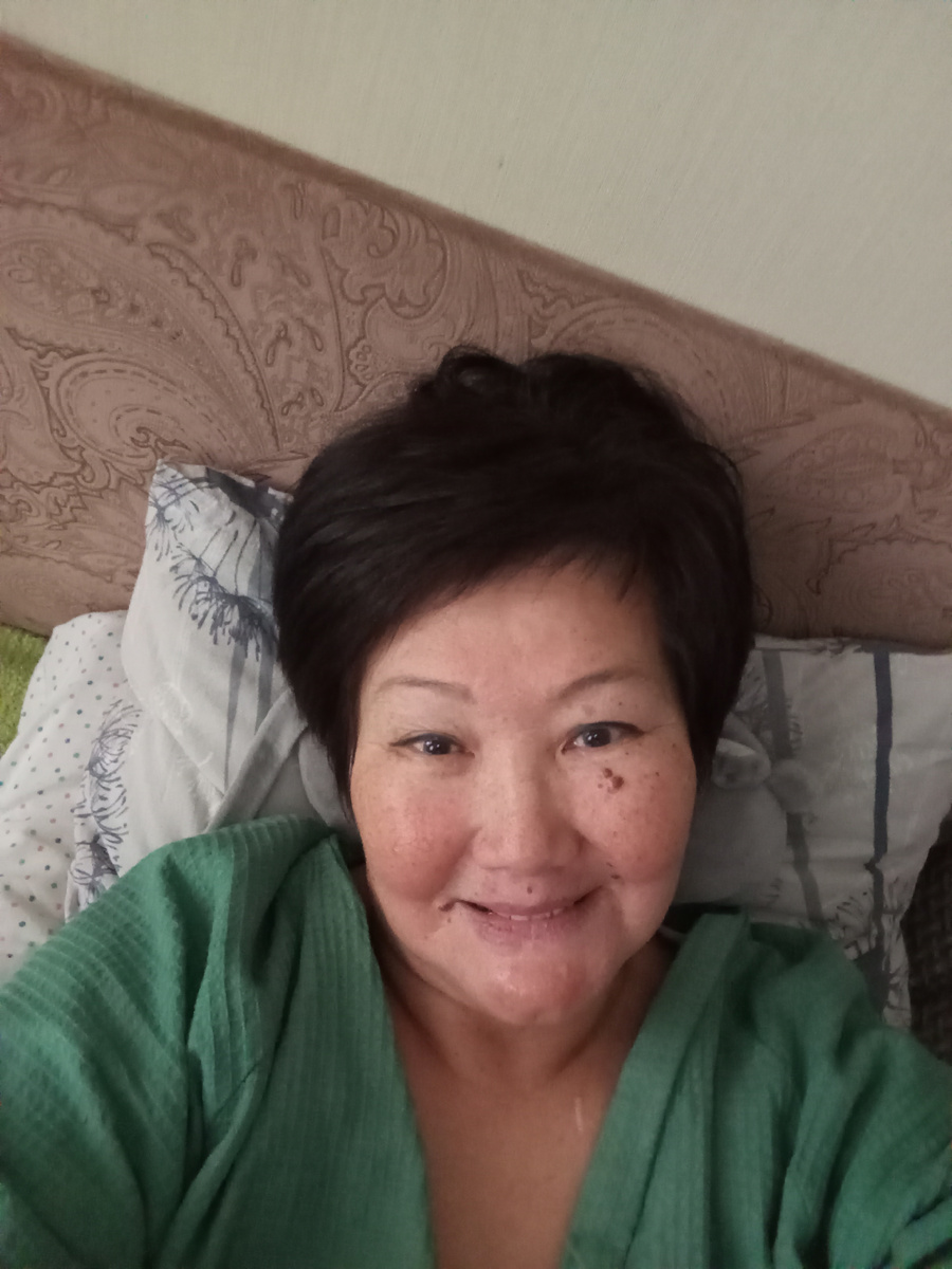 Это прямо сейчас я, без макияжа, в халате, извините, но я дома. Шлю вам всем халун мендэ (горячий привет). 