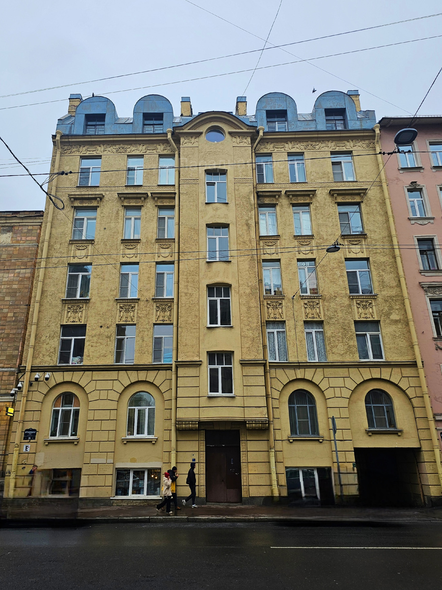 Фасад дома оказался для меня настоящей загадкой. Фото: Парадная гостья