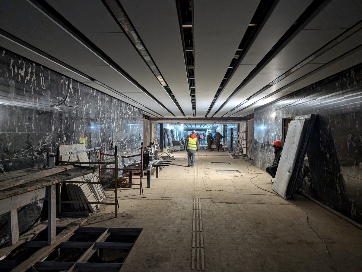 📷 1.1: Ведутся активные отделочные работы в подуличном переходе вестибюля.