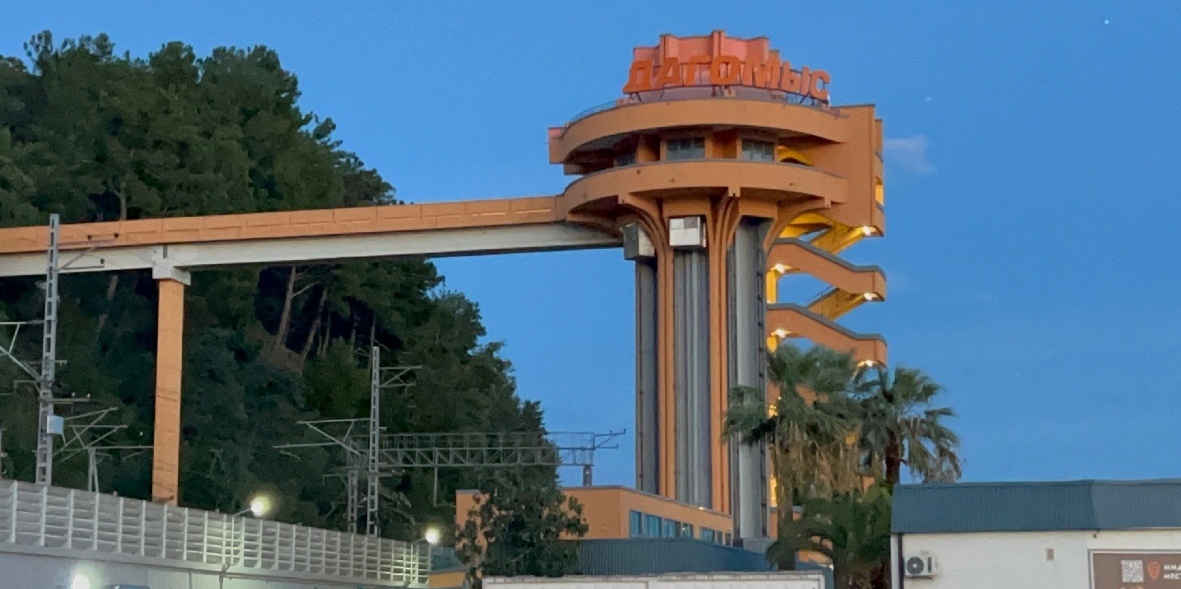 Это лифт самой крутой гостиницы 🏨 в Дагомысе 👍 ещё с времён СССР и я бы лично , если бы и стал там жить, если получил путёвку 📈 с работы , но не , как не за свой счёт 🧮