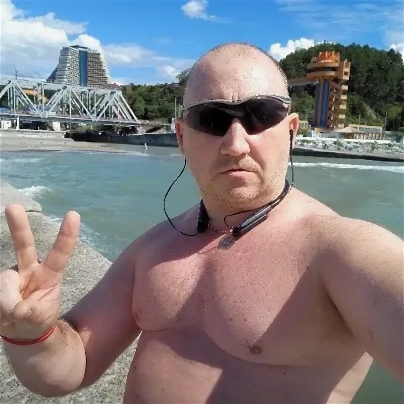 Это Я в Дагомысе 😎 на фоне гостиницы Дагомыс 