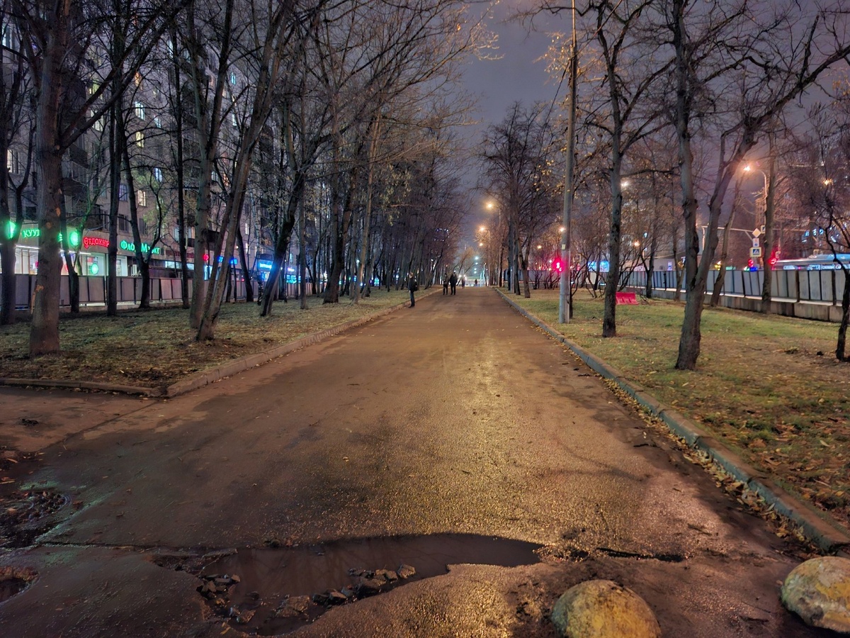 📷 1.1: Огорожена площадка на Уральской улице от метро «Щёлковская» до пересечения с Байкальской ул. Здесь расположится монтажная щитовая камера для проходки тоннелей до «Гольяново».