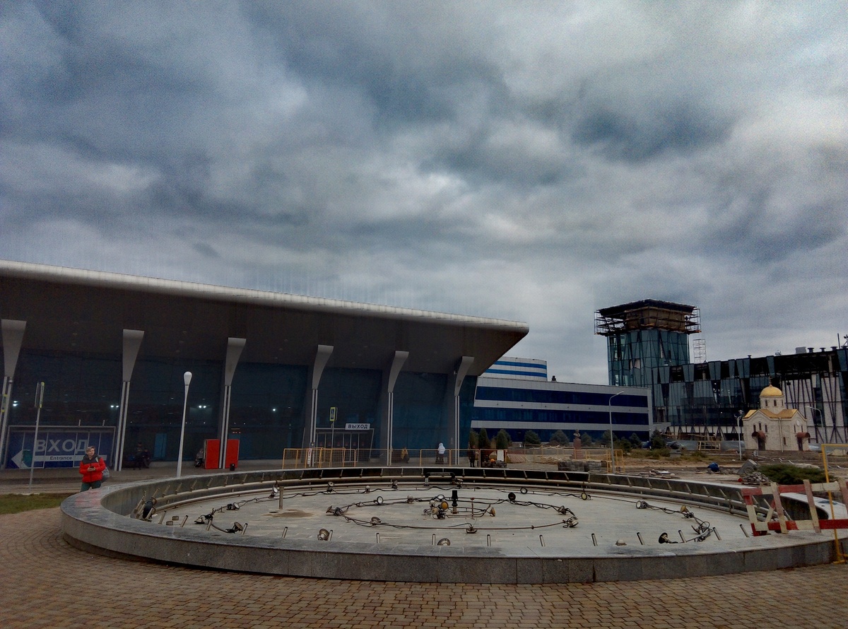Реконструкция фонтана перед терминалом.