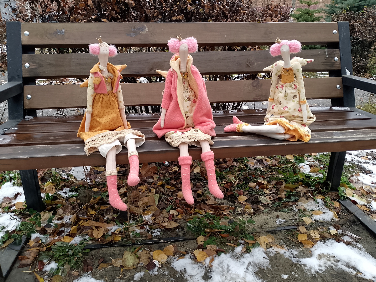 Три очень милых феечки сидели на скамеечке