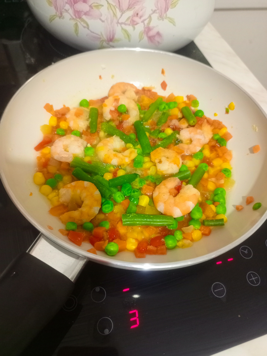 Такую вкусняшку лопаю сама. Муж креветки не ест, дед - не может их пережевать без зубов. А Дарина носом крутит. 