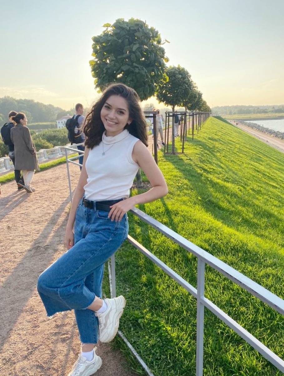 Сестра на прогулке летом