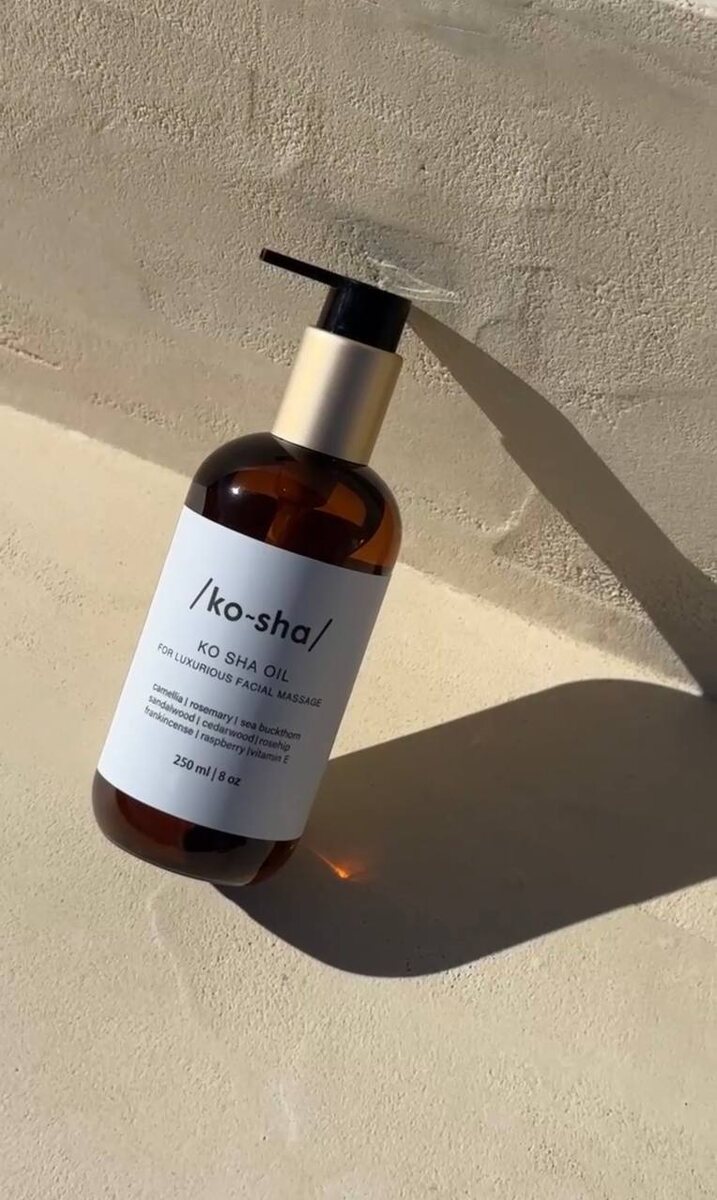Масло для массажа лица массажером  Kosha.Попробовав масло-сыворотку KO SHA, вы не вернётесь к своему обычному крему для лица. Оно натуральным образом питает кожу, делает её сияющей, гладкой, увлажнённой. Борется с воспалениями, насыщает витаминами и антиоксидантами — это как зелёный сок для кожи! Масло имеет обновлённую и улучшенную формулу. Аромат — древесный, приятный, мягкий. Ноты ладана, розмарина, кедра, сандала и облепихи. Он заземляет, успокаивает, балансирует, не является резким, а наоборот наполняющим и обволакивающим.Масло-сыворотка подходит для массажа лица, работы с гуаша, банками или просто для ежедневного применения вместо крема для лица.Некомедогенное (не забивает поры), подходит для чувствительной кожи и склонной к акне. После массажей лица с этим маслом ваша кожа приобрет совершенно другой вид и будет выглядеть более сияющей и увлажненной.