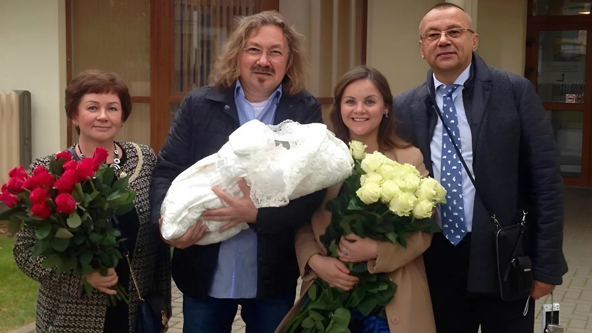 Николаев забрал жену с новорожденной дочкой из роддома 