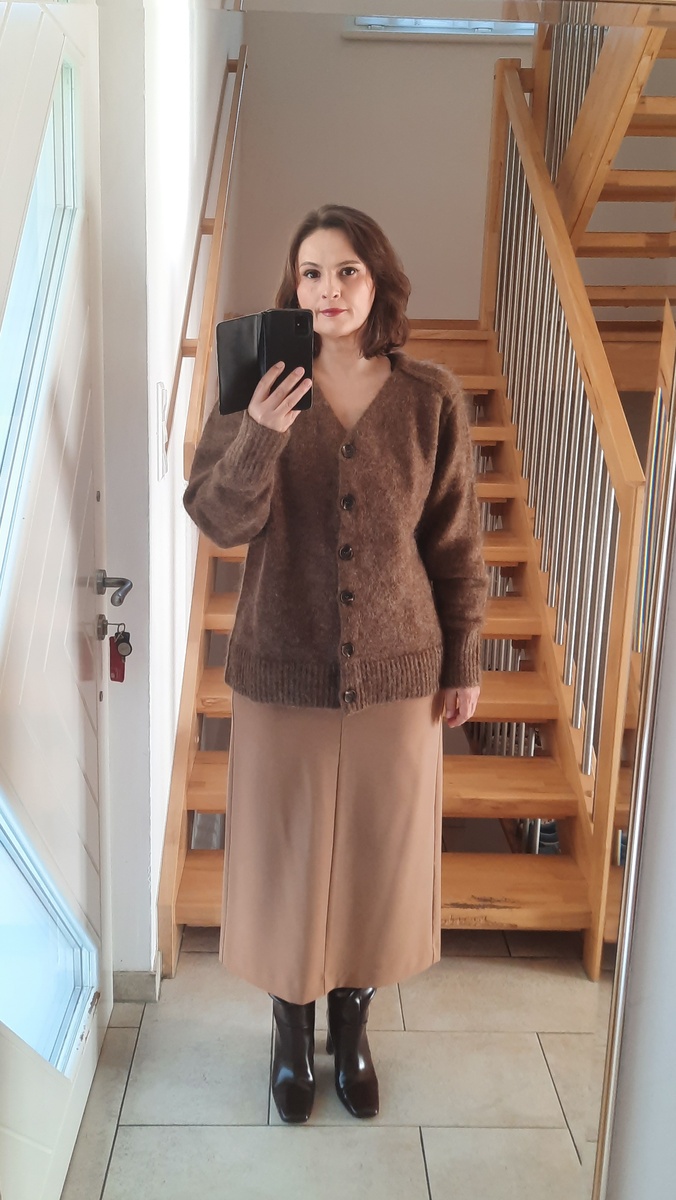 На мне. Постаралась тоже встать ровно) размер и там и там S.