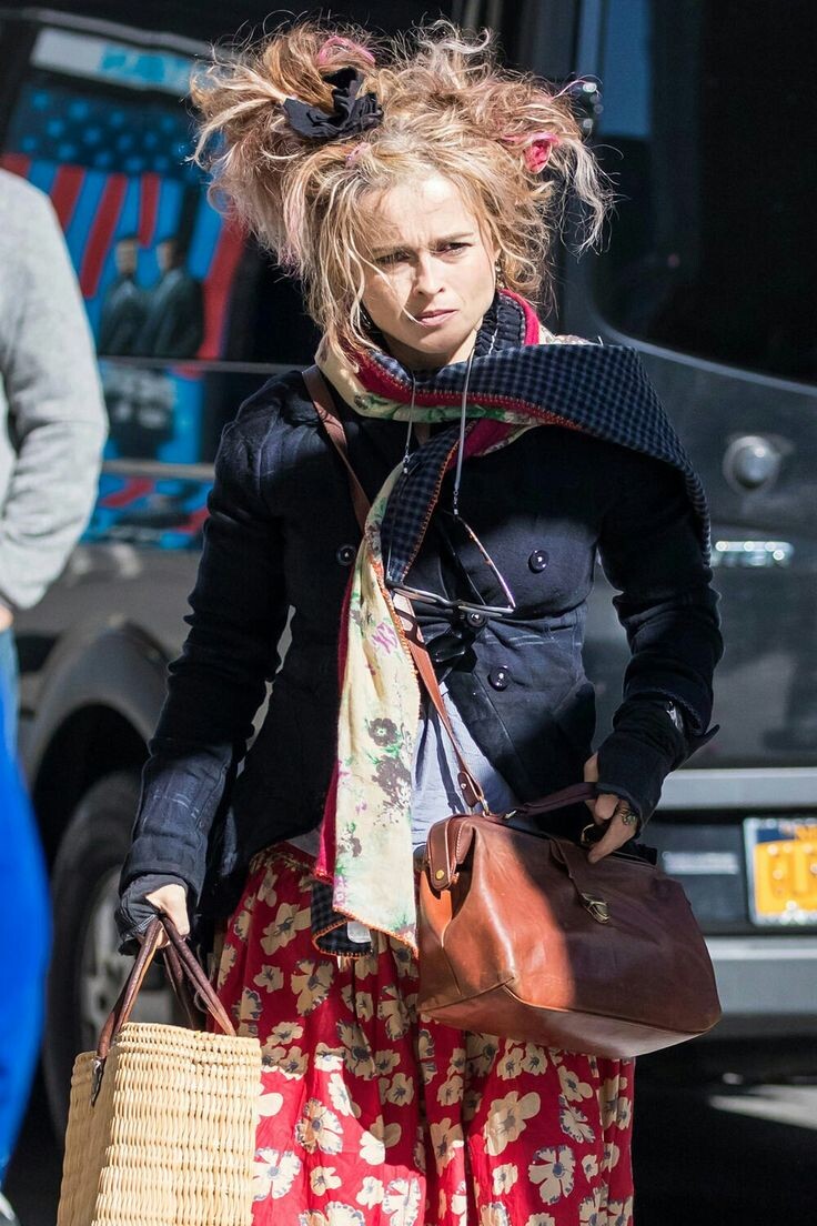 В натале у Хелены Бонем Картер Луна во Льве, а  Венера - в Овне, эта талантливая актриса старается быть заметной даже во время обычной прогулки🤩