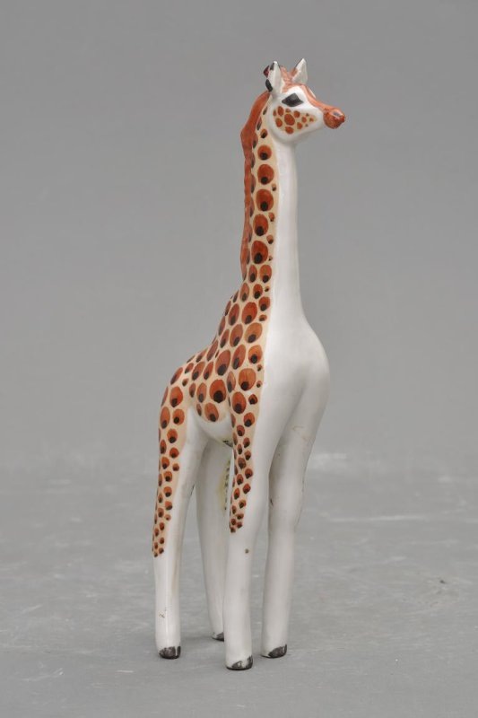 Скульптура "Жираф" ("Жирафа"). 1957. Фарфор, роспись подглазурная, роспись надглазурная. Размеры: 21,0*4,0*7,2 см. Федеральное государственное бюджетное учреждение культуры "Всероссийский музей декоративно-прикладного и народного искусства".