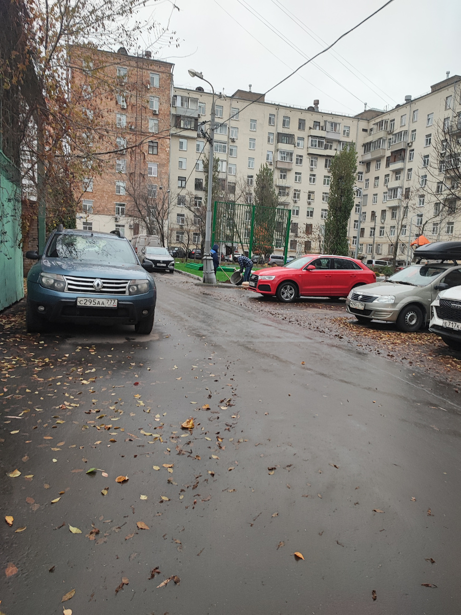 Начали ставить ограду