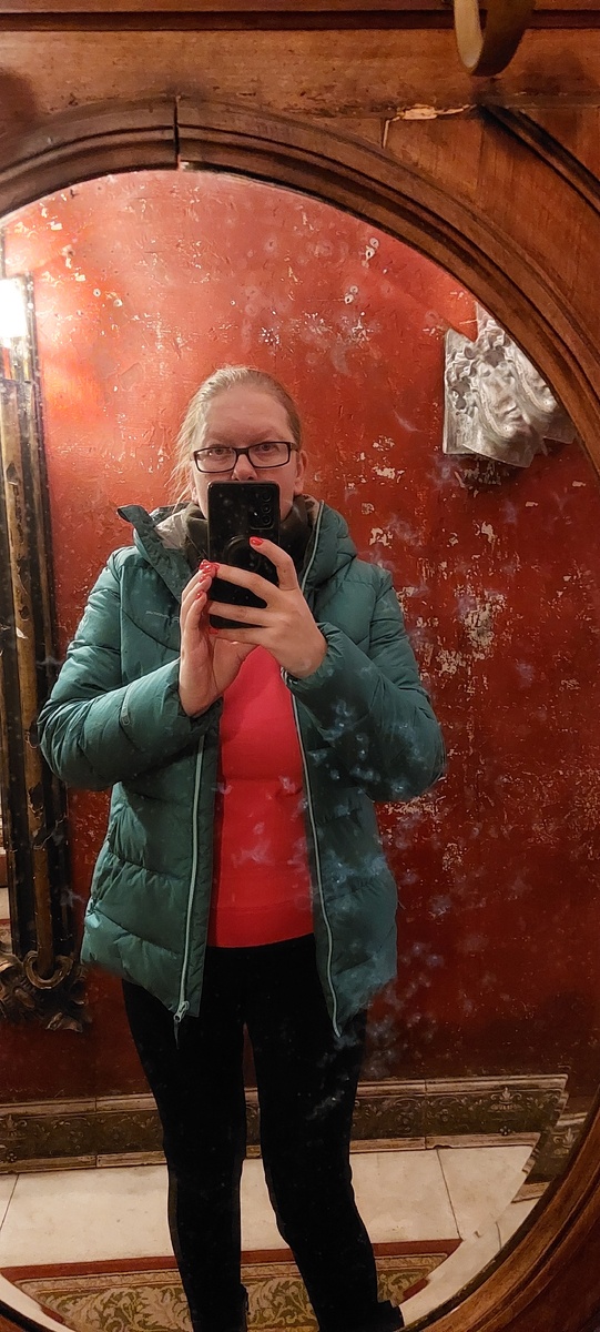 Зеркало то не мешало б и помыть... Всё в многодневных ляпушках...