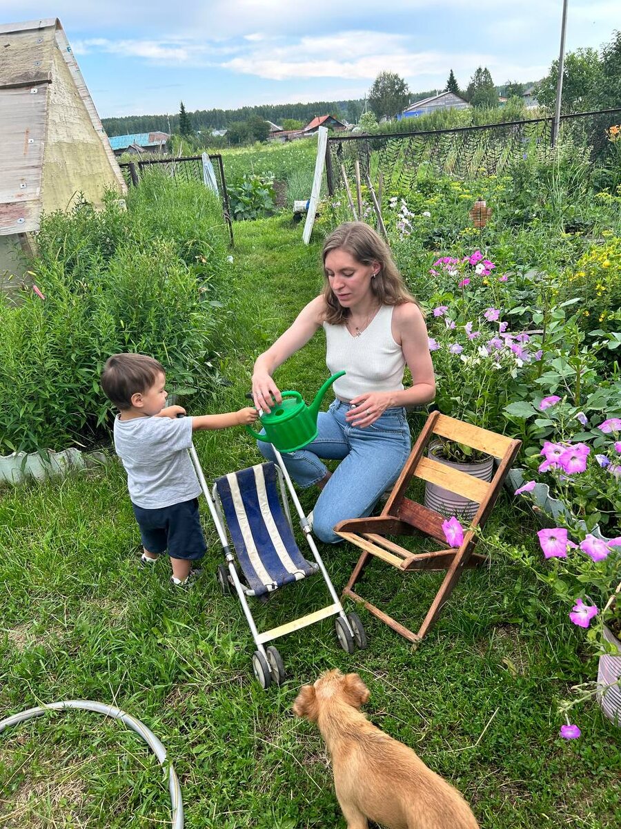 Собака тоже кажется коляску оценила)) Или стул...